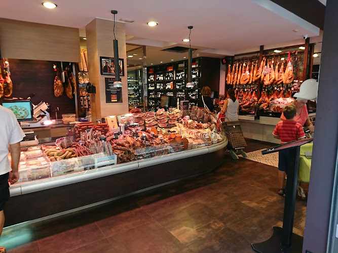 Fotografia tomada fuera de Los Extremeños - Calella - Delicatessen de carnicería en Calella, Barcelona