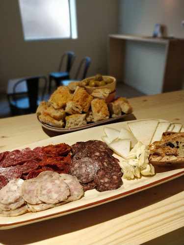 Fotografia tomada fuera de La fusteria Ullastret - bares en Ullastret, Girona