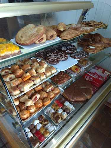 Fotografia tomada fuera de Panadería Estrella - Panadería en Urb. los Vergeles, Granada