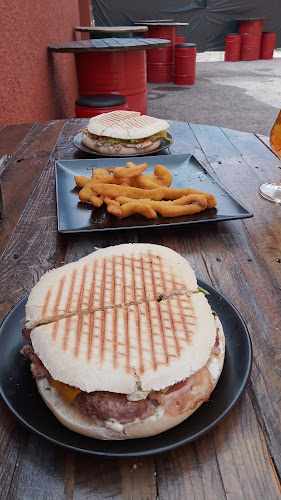 Fotografia tomada fuera de Triple M Taberna Burguer - bares en Villamanín, León