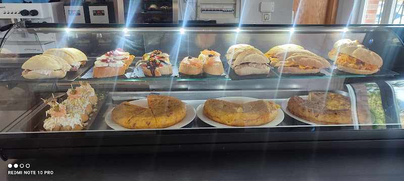 Fotografia tomada fuera de Bar-Restaurante Las Piscinas - restaurantes en Quintana Martín Galíndez, Burgos