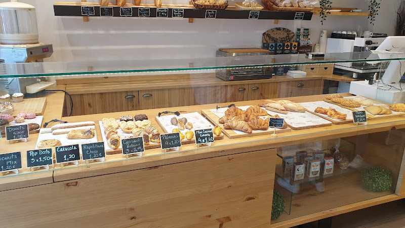 Fotografia tomada fuera de Momcas Bakery - Pastry shop en Valencia, Valencia