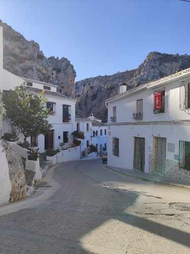 Fotografia tomada fuera de Autoservicio Luna - Supermercado en Zuheros, Córdoba