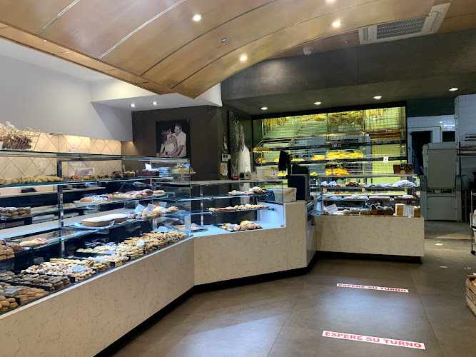 Fotografia tomada fuera de Horno Pastelería Casaní. - Panadería en Valencia, Valencia