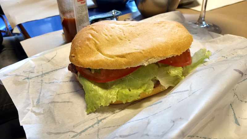 Fotografia tomada fuera de Bocateria MALA - restaurantes en Loredo, Cantabria