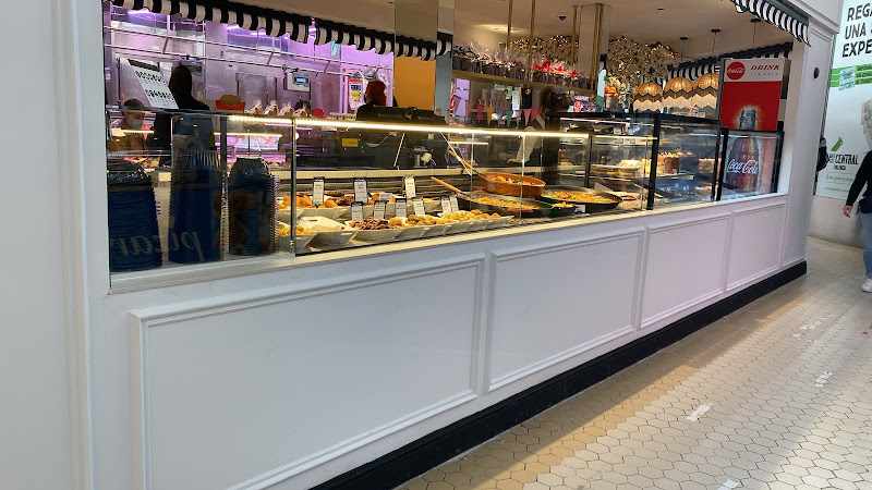 Fotografia tomada fuera de Horno San Antonio - Mercado Central de Valencia - Pastelería en Valencia, Valencia
