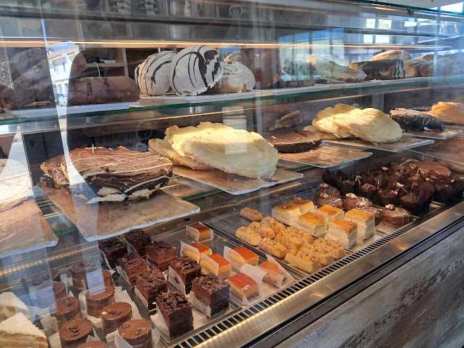 Fotografia tomada fuera de Pastelería La Trufa - Pastelería en Puerto Real, Cádiz