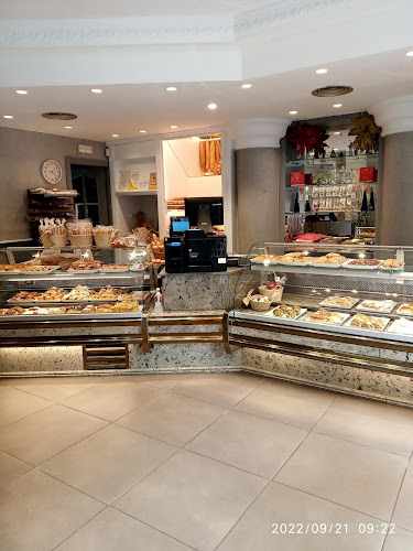 Fotografia tomada fuera de Panadería Pastelería Montesol - Pastelería en Valencia, Valencia