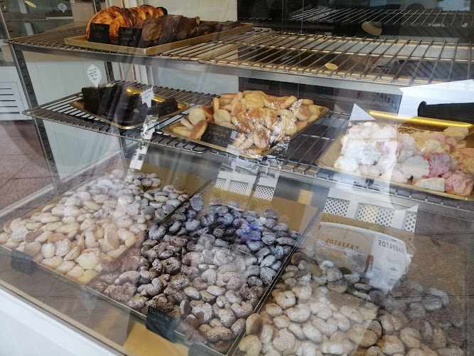 Fotografia tomada fuera de Karpatos Obrador Pasteleria - Pastelería en El Puerto de Sta María, Cádiz