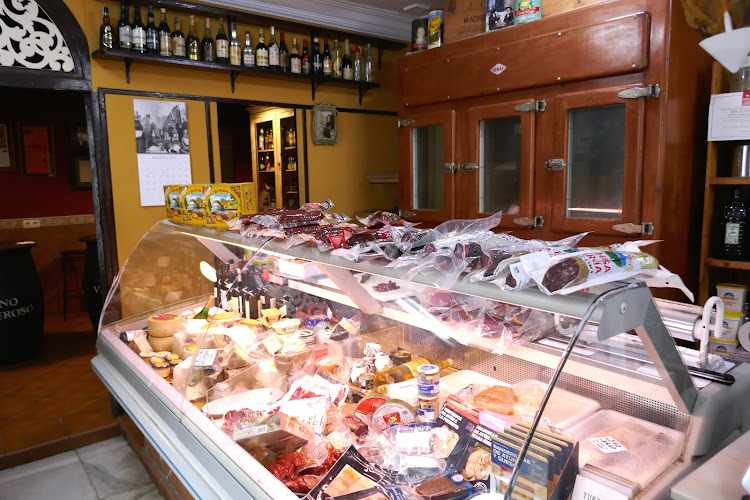 Fotografia tomada fuera de Ultramarinos La Giralda - Tienda de delicatessen en El Puerto de Sta María, Cádiz