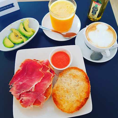 Fotografia tomada fuera de Café con arte - cafeterías en San Fernando, Cádiz