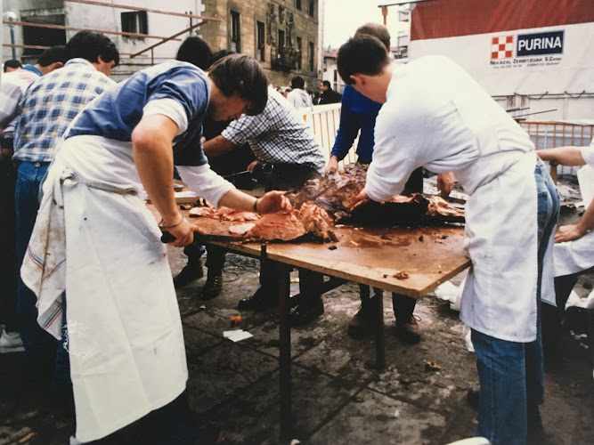 Fotografia tomada fuera de A T A harategia urdaitegia - Carnicería en Zumarraga, Guipúzcoa