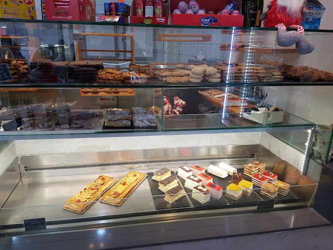 Fotografia tomada fuera de Forn Pastisseria Sebastià Tatay Artesà - Panadería en Valencia, Valencia