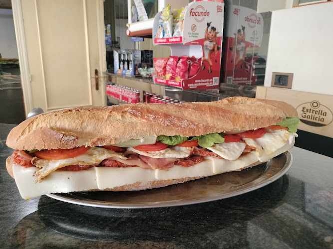 Fotografia tomada fuera de Cafetería Los Arcos - bares en Puente de Domingo Flórez, León