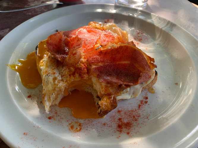 Fotografia tomada fuera de Meson La Colmena - cafeterías en Puente de Domingo Flórez, León