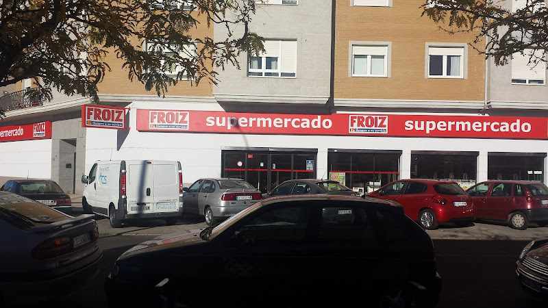 Fotografia tomada fuera de Supermercados Froiz - Supermercado en León, León