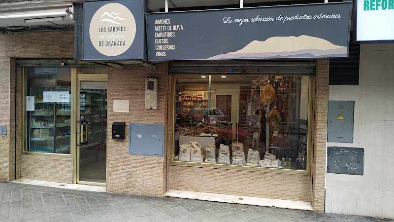 Fotografia tomada fuera de Los Sabores del Altiplano de Granada - Tienda de jamones en Granada, Granada