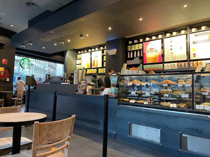 Fotografia tomada fuera de Starbucks - cafeterías en Madrid, Madrid