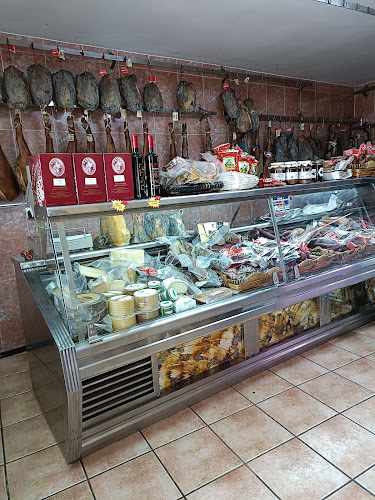 Fotografia tomada fuera de Embutidos Hompanera - Tienda de fiambres en Santas Martas, León