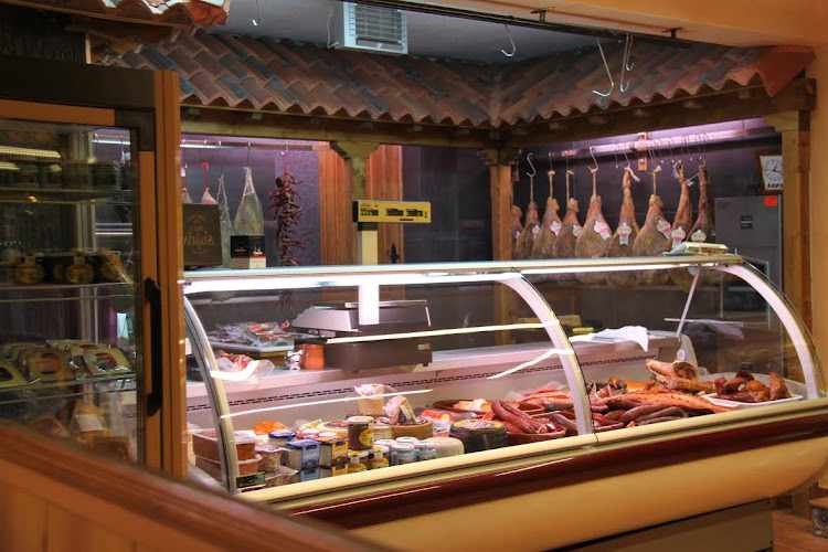 Fotografia tomada fuera de La Despensa Embutidos de León El Montañés de Vegacervera - Tienda de jamones en León, León