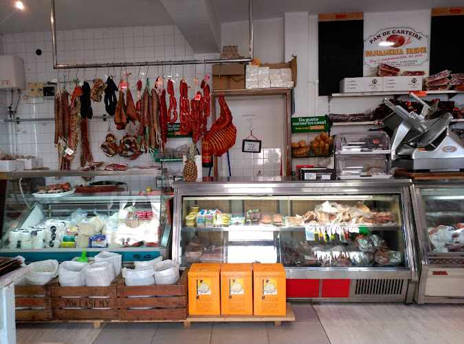 Fotografia tomada fuera de El As del Jamón - Tienda de alimentación en Villablino, León
