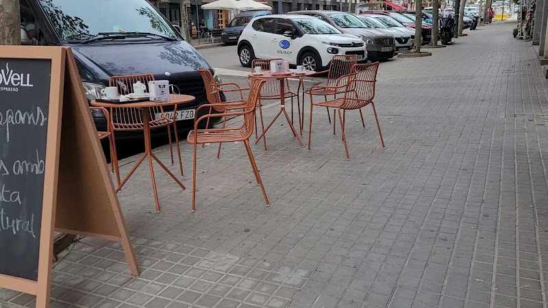 Fotografia tomada fuera de Forn de pa Centenari - Panadería en Sabadell, Barcelona
