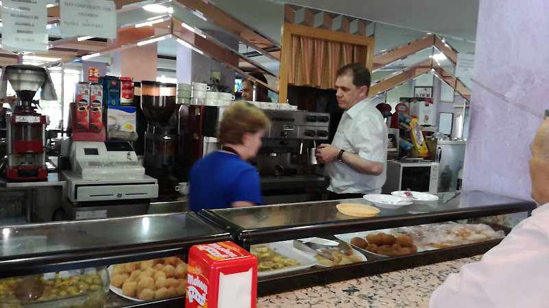 Fotografia tomada fuera de Cafeteria Cruz - bares en Madrid, Madrid