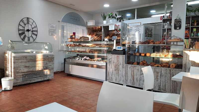 Fotografia tomada fuera de Cafetería Pastelería Flory - cafeterías en La Cabrera, Madrid