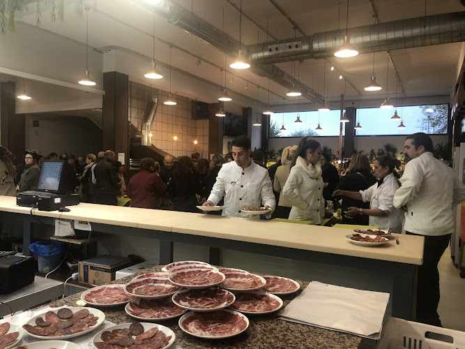 Fotografia tomada fuera de Mercaiberico - Tienda de jamones y Cafetería - Tienda de jamones en Aracena, Huelva