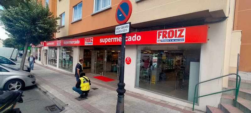 Fotografia tomada fuera de Supermercados Froiz - Supermercado en Vilarrodís, A Coruña