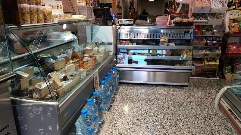 Fotografia tomada fuera de La Despensa del Fuerte - Tienda de jamones en Sant Feliu de Llobregat, Barcelona