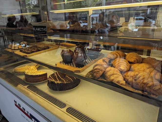 Fotografia tomada fuera de Cafetería Heladería Montelado - cafeterías en Jaén, Jaén
