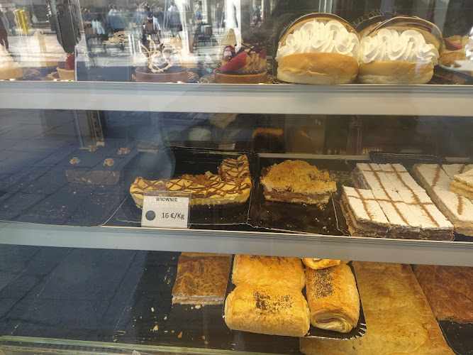 Fotografia tomada fuera de Panadería Pastelería Martín - Pastelería en Alcalá de Henares, Madrid