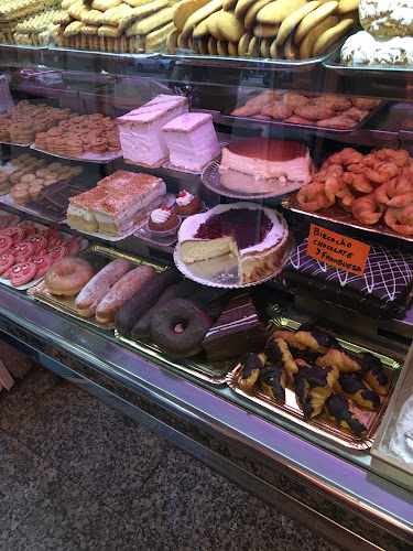 Fotografia tomada fuera de Panaderia y Pastelería El Capricho - Tienda de alimentación en Alcalá de Henares, Madrid