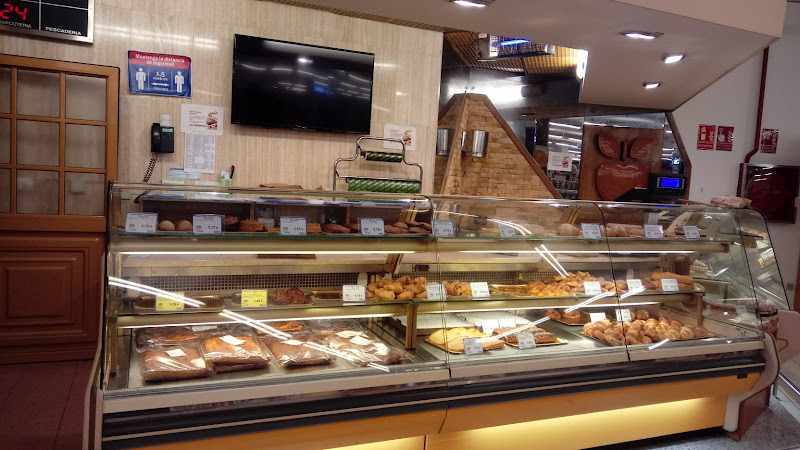 Fotografia tomada fuera de Hiper Froiz Narón - Hipermercado en Narón, A Coruña