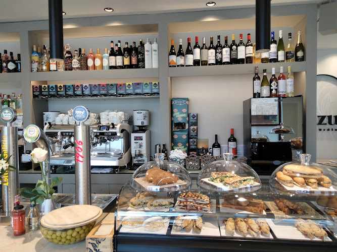 Fotografia tomada fuera de Cafetería Bar Lazur - cafeterías en Castro-Urdiales, Cantabria