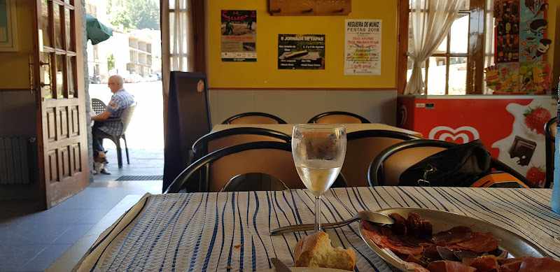 Fotografia tomada fuera de Hermanos Leiguarda - restaurantes en San Antolin de Ibias, Asturias