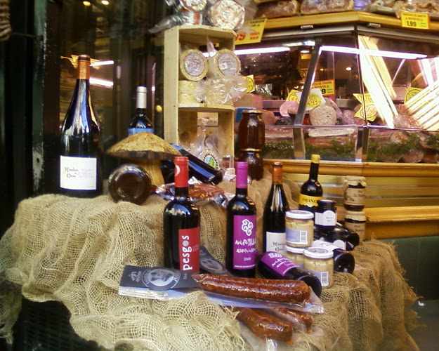 Fotografia tomada fuera de Casa Muñiz - Tienda de alimentación en Cangas del Narcea, Asturias