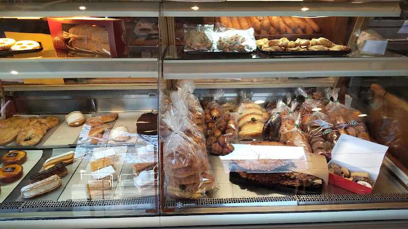 Fotografia tomada fuera de Cafeteria Panadería Los Llanos - Panadería en Estella, Navarra
