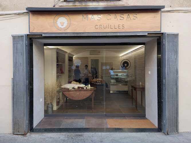 Fotografia tomada fuera de Mas Casas Cruïlles Shop - Quesería en La Bisbal d'Empordà, Girona