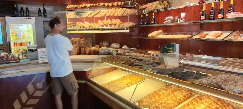 Fotografia tomada fuera de Cal Benet - Panadería en Ponts, Lérida