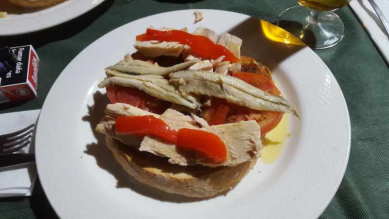 Fotografia tomada fuera de café bar alcoeva - cafeterías en Santa María del Tiétar, Ávila