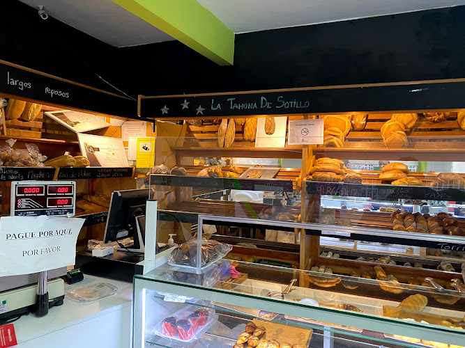 Fotografia tomada fuera de La Tahona de Sotillo - Panificadora Vda. Ángel Sanchidrián - Panadería en Sotillo de la Adrada, Ávila