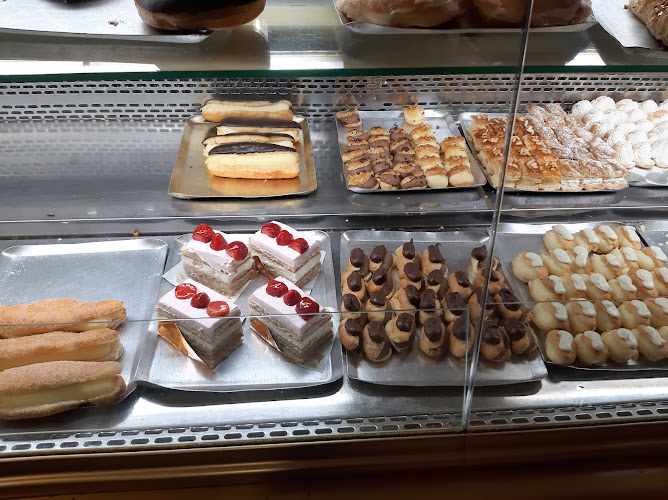 Fotografia tomada fuera de Pastelería Marí - Panadería en Sotillo de la Adrada, Ávila