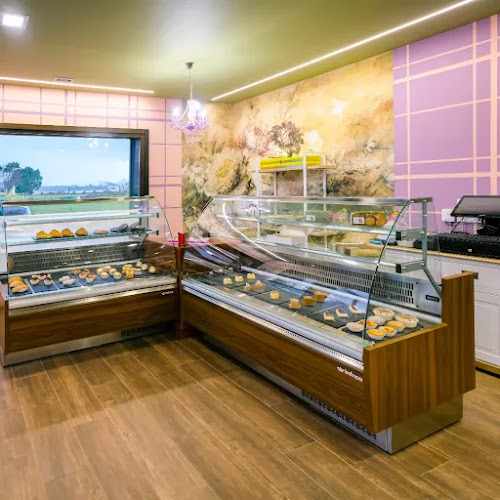 Fotografia tomada fuera de Obradores Nieves Barquera - Pastelería en Loza, Asturias