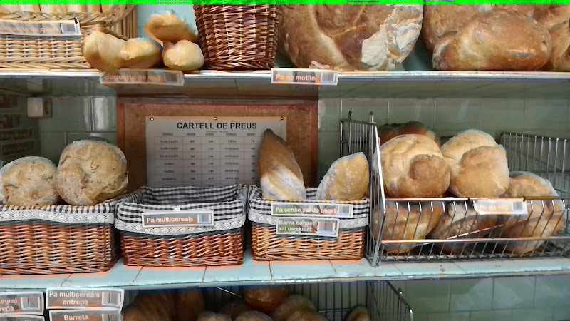 Fotografia tomada fuera de Fleca Mir ( Ramón Mir Coll ) - Panadería en Sant Pau de Segúries, Girona