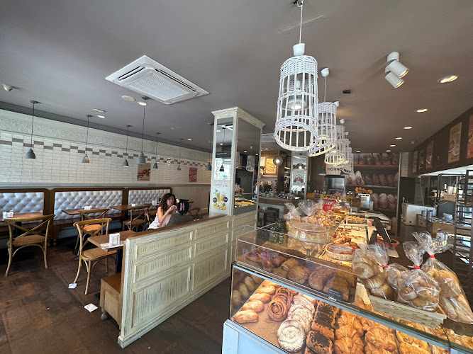 Fotografia tomada fuera de Cafetería-Panadería-Pastelería La Canasta - cafeterías en Benalmádena, Málaga
