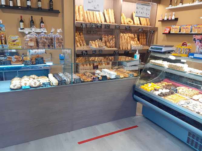 Fotografia tomada fuera de Panaderia pasteleria Dulce Rincon - Panadería en Alcalá de Henares, Madrid