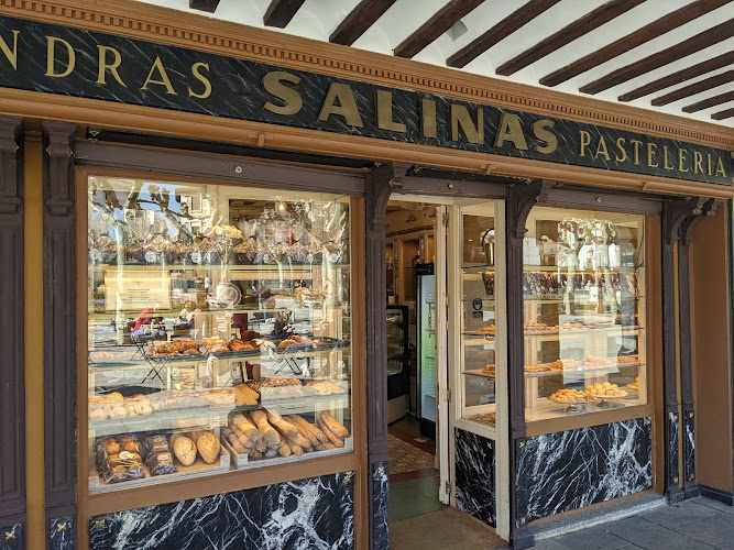 Fotografia tomada fuera de Pastelería Cafetería Salinas   - Pastelería en Alcalá de Henares, Madrid
