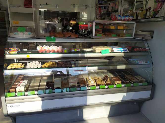 Fotografia tomada fuera de Cafetería Pastelería Dobrogea - Panadería en Alcalá de Henares, Madrid